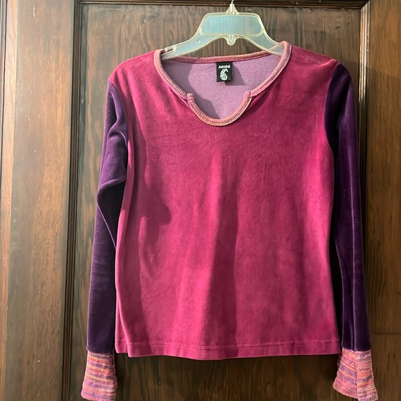 This too is made of cotton, but the texture is velvety. - Picture 1 of 3